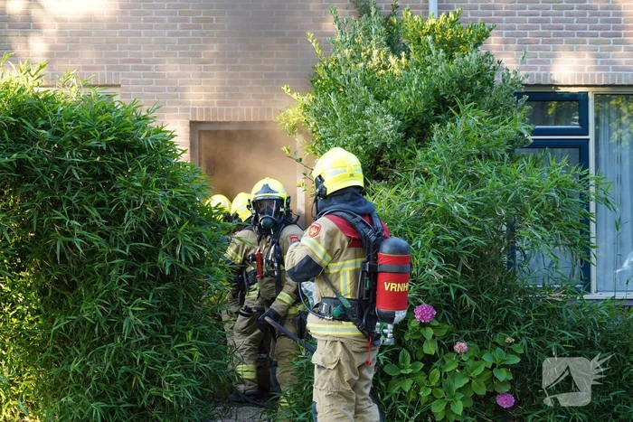 Brandweer forceert deur om brand te blussen