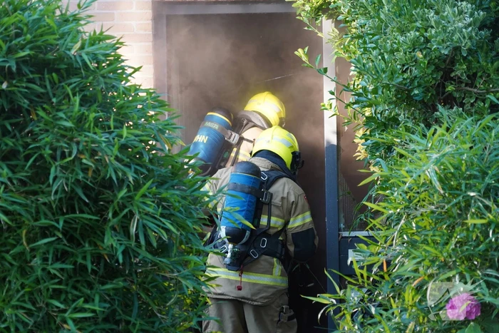 Brandweer forceert deur om brand te blussen