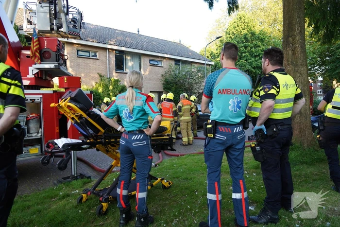 Brandweer forceert deur om brand te blussen