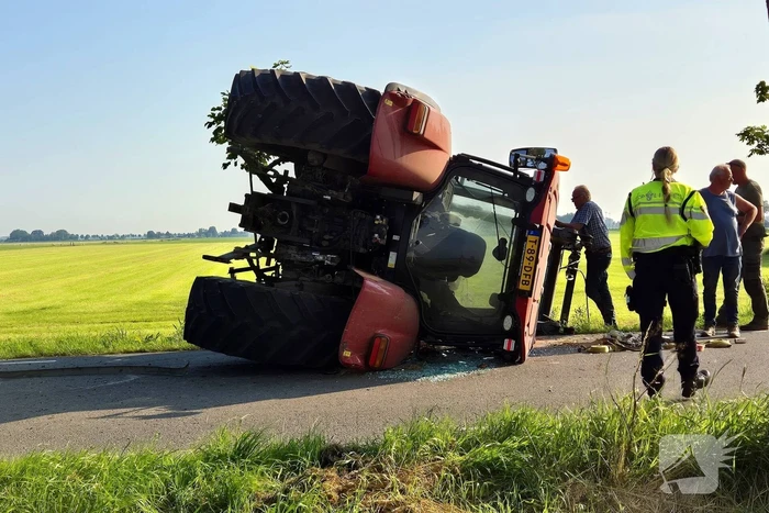 Tractor kantelt, bestuurder ongedeerd