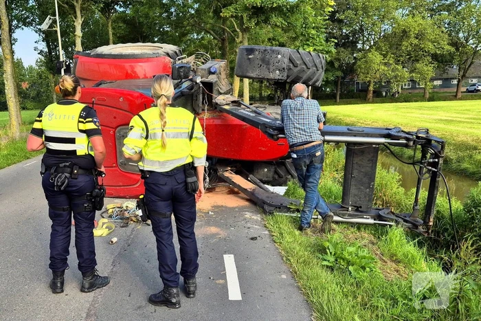 Tractor kantelt, bestuurder ongedeerd