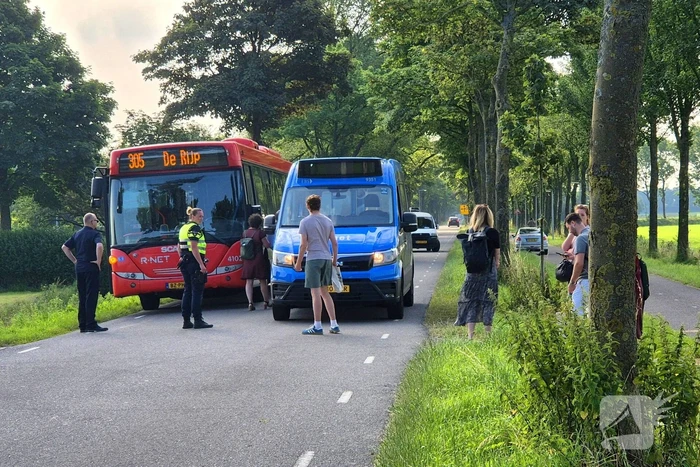 Tractor kantelt, bestuurder ongedeerd