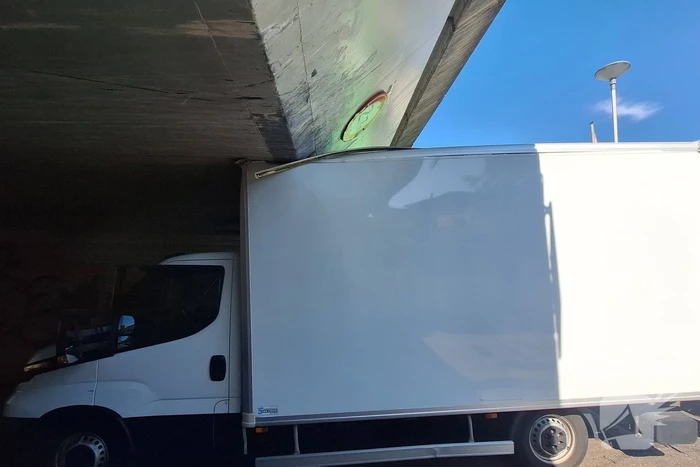 Bakwagen rijdt zich klem onder spoorviaduct
