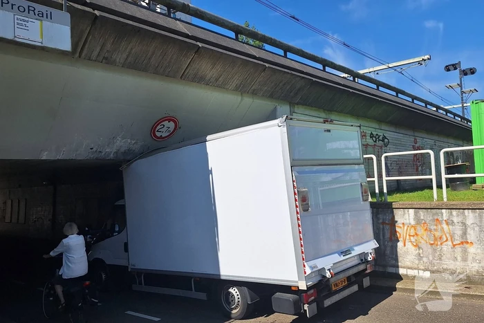 Bakwagen rijdt zich klem onder spoorviaduct