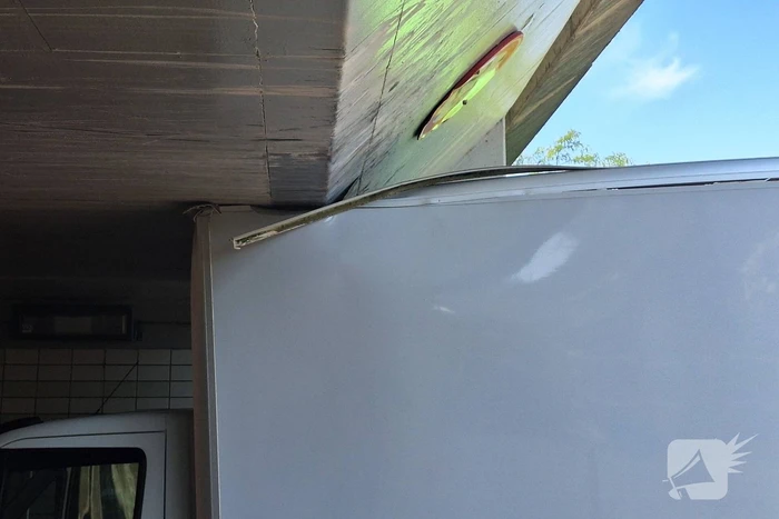 Bakwagen rijdt zich klem onder spoorviaduct