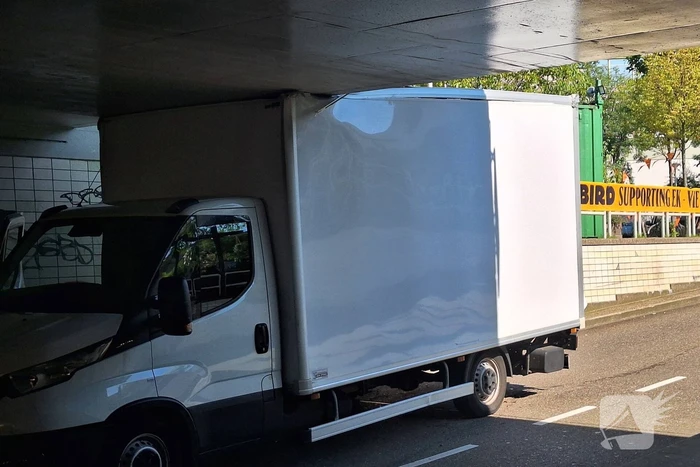 Bakwagen rijdt zich klem onder spoorviaduct