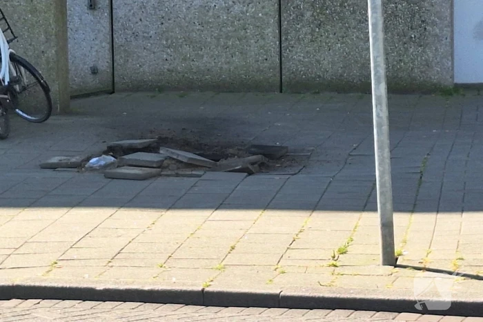 Stroomkabel ontploft veel schade aan trottoir