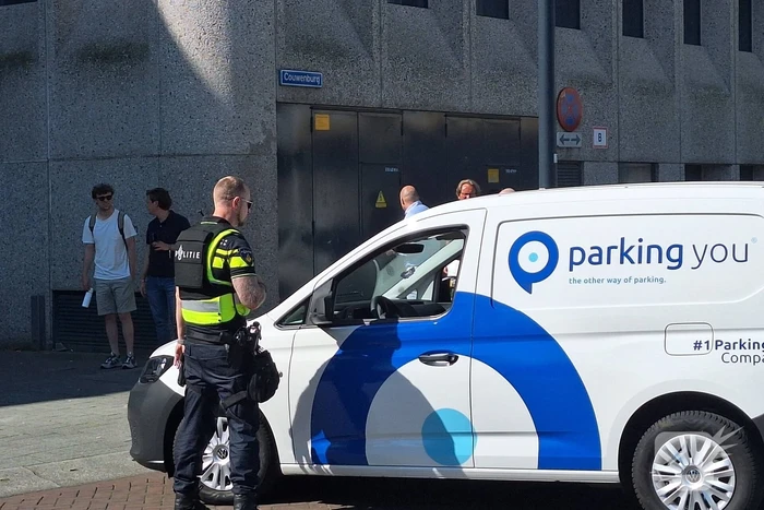 Stroomkabel ontploft veel schade aan trottoir