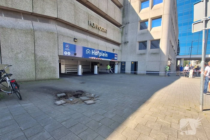 Stroomkabel ontploft veel schade aan trottoir
