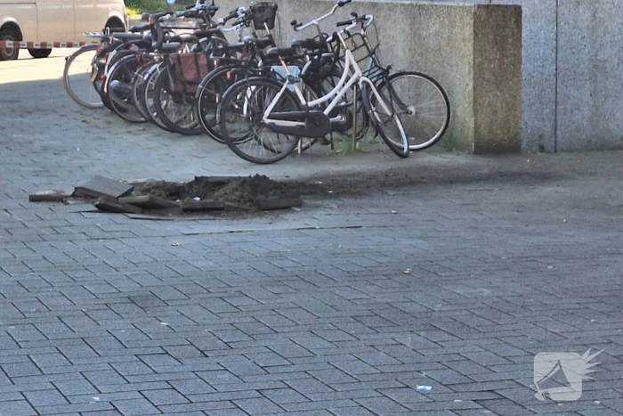 Stroomkabel ontploft veel schade aan trottoir