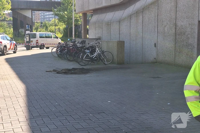 Stroomkabel ontploft veel schade aan trottoir