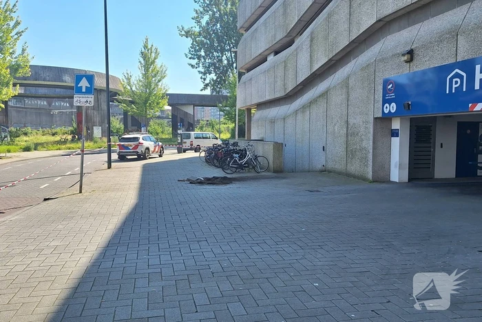 Stroomkabel ontploft veel schade aan trottoir
