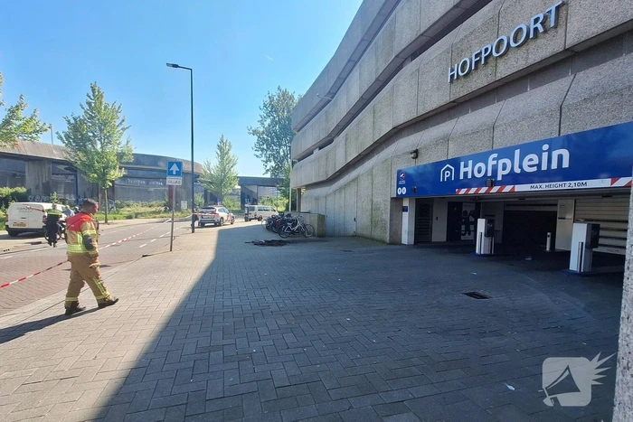 Stroomkabel ontploft veel schade aan trottoir