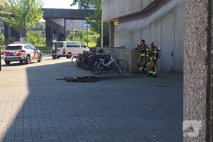 Stroomkabel ontploft veel schade aan trottoir