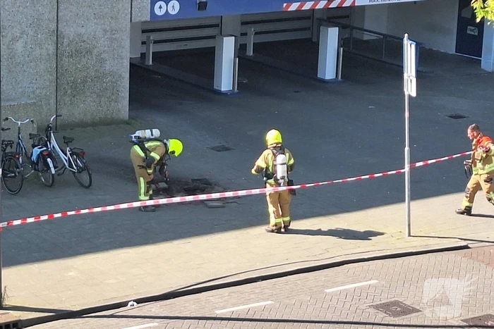 Stroomkabel ontploft veel schade aan trottoir