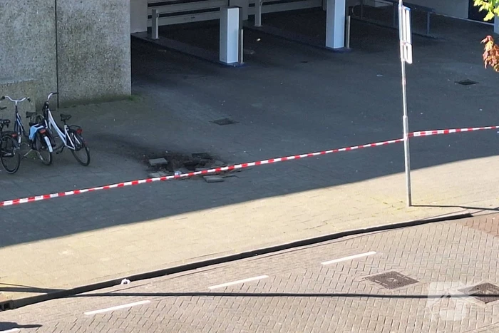 Stroomkabel ontploft veel schade aan trottoir