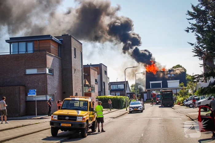 Uitslaande brand zorgt voor flinke rookontwikkeling