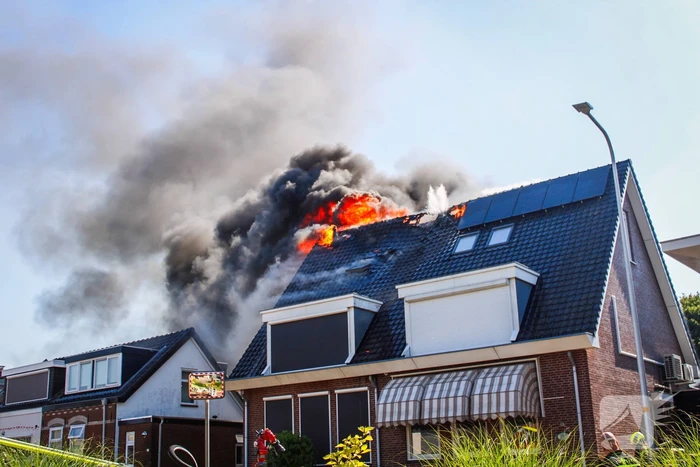 Uitslaande brand zorgt voor flinke rookontwikkeling