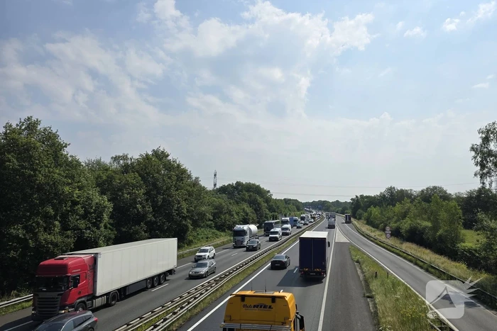 Hulpdiensten groots ingezet voor ongeval op afrit, motorrijder overleden