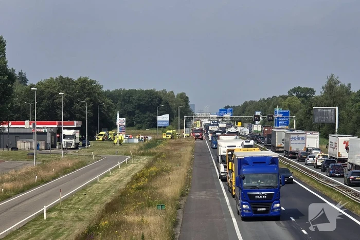 Hulpdiensten groots ingezet voor ongeval op afrit, motorrijder overleden