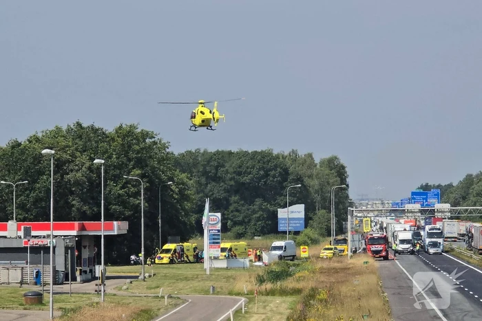 Hulpdiensten groots ingezet voor ongeval op afrit, motorrijder overleden