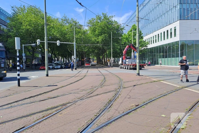Bovenleiding tram kapot gereden door vrachtwagen