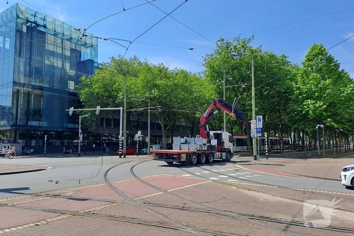 Bovenleiding tram kapot gereden door vrachtwagen