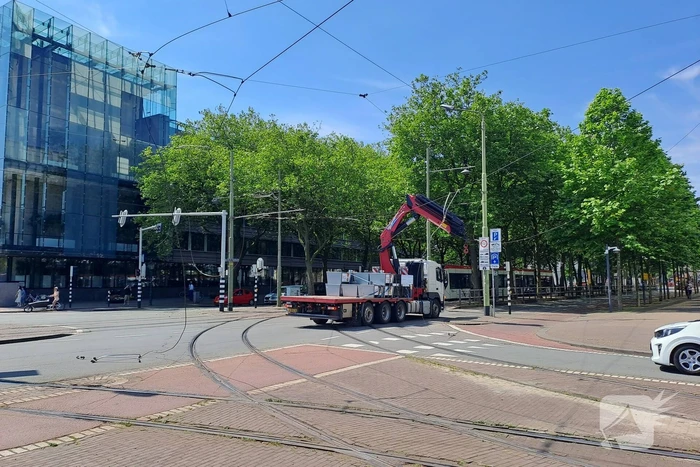 Bovenleiding tram kapot gereden door vrachtwagen