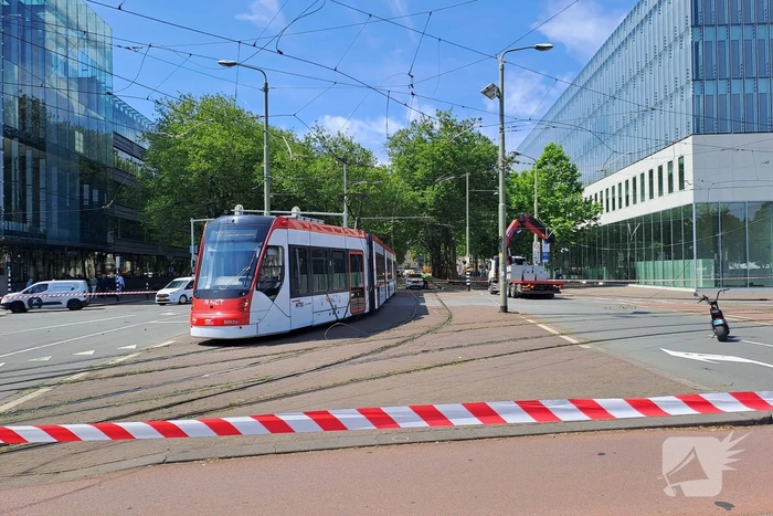 Bovenleiding tram kapot gereden door vrachtwagen