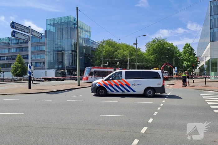 Bovenleiding tram kapot gereden door vrachtwagen
