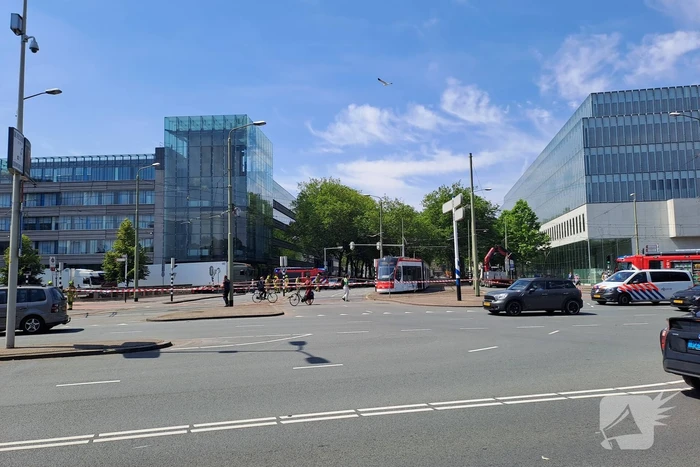 Bovenleiding tram kapot gereden door vrachtwagen