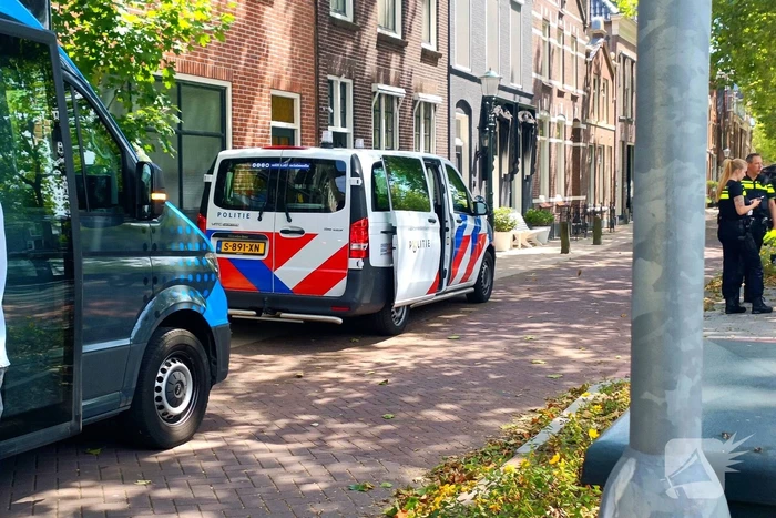 Stadsbus klapt achterop personenauto