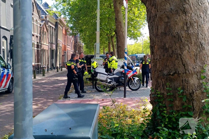 Stadsbus klapt achterop personenauto