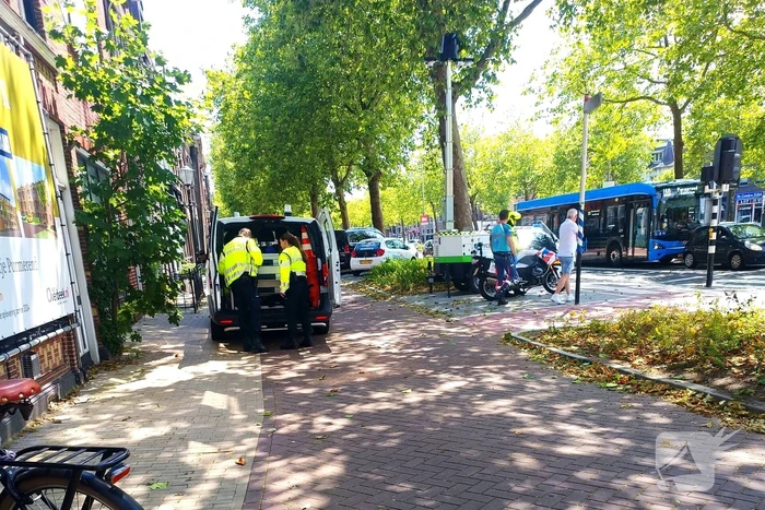 Stadsbus klapt achterop personenauto