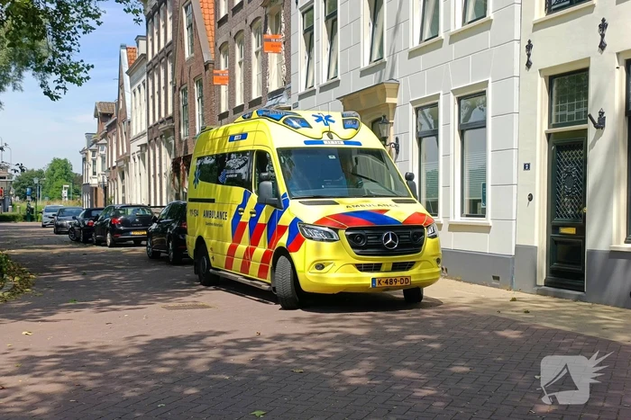 Stadsbus klapt achterop personenauto