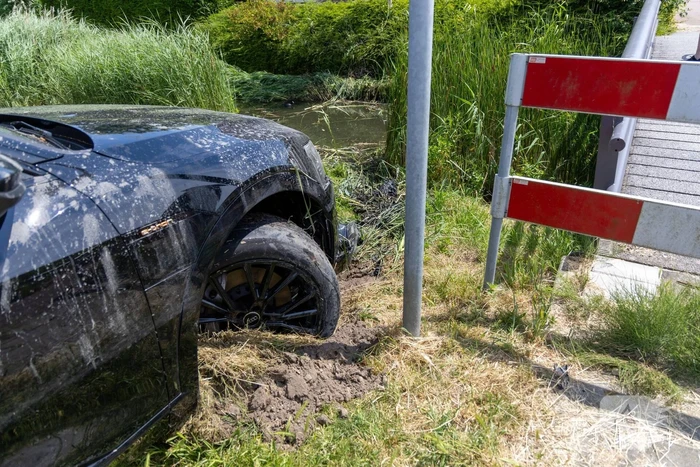 Automobilist eindigt in sloot