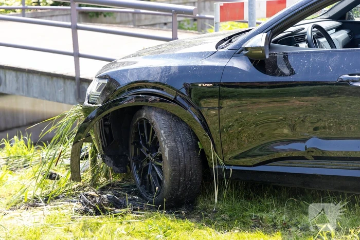 Automobilist eindigt in sloot