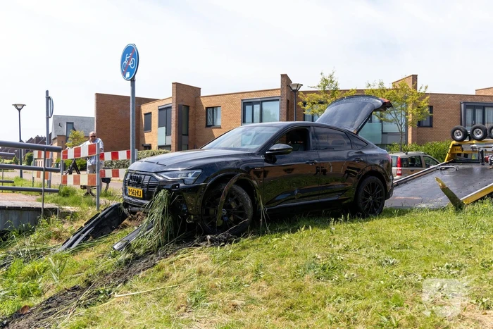 Automobilist eindigt in sloot