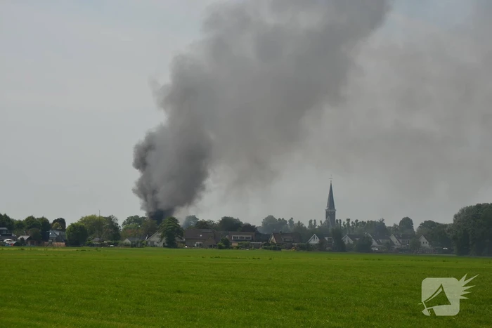 Uitslaande brand in grote loods