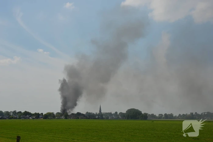 Uitslaande brand in grote loods