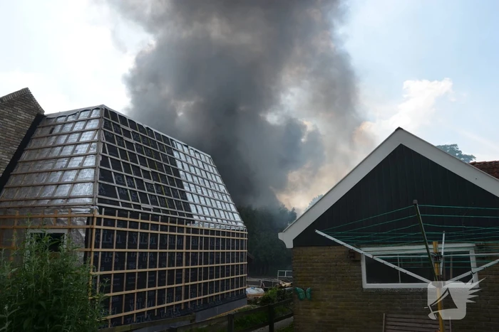 Uitslaande brand in grote loods