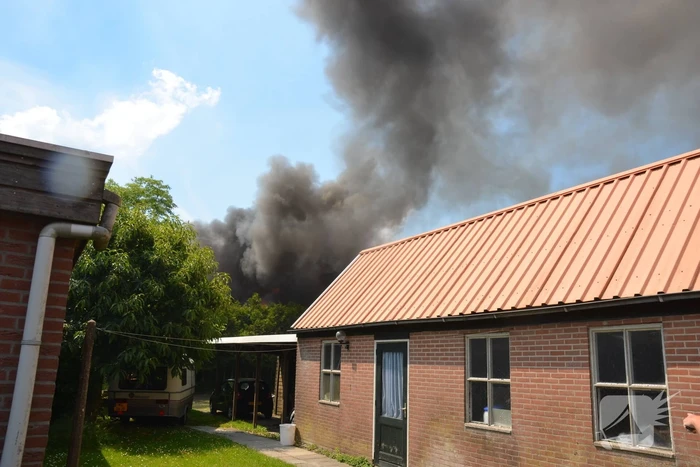 Uitslaande brand in grote loods