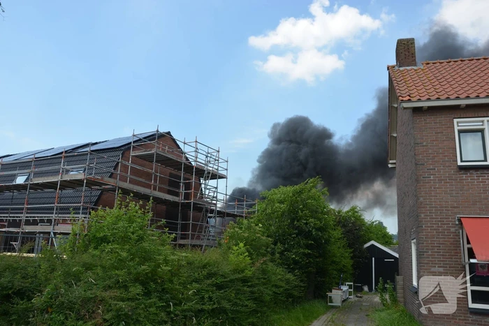 Uitslaande brand in grote loods