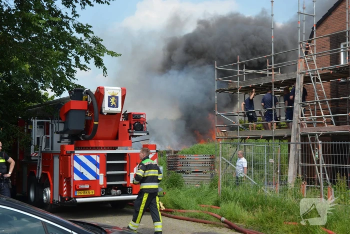 Uitslaande brand in grote loods