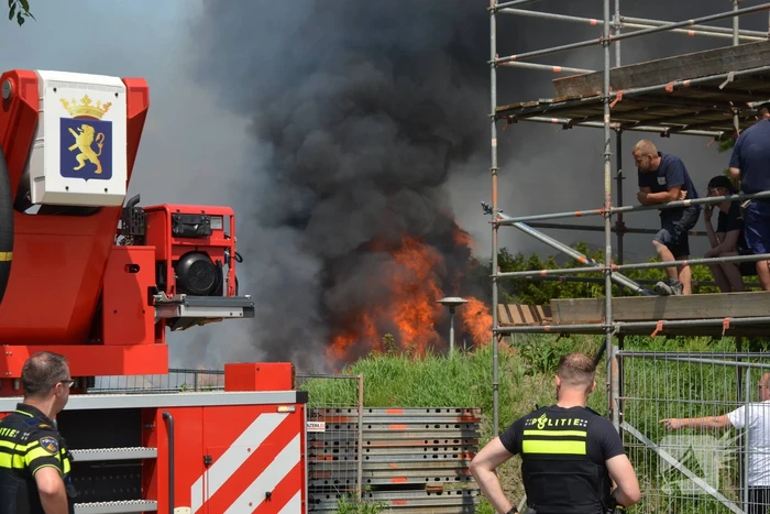 Uitslaande brand in grote loods