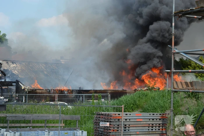 Uitslaande brand in grote loods