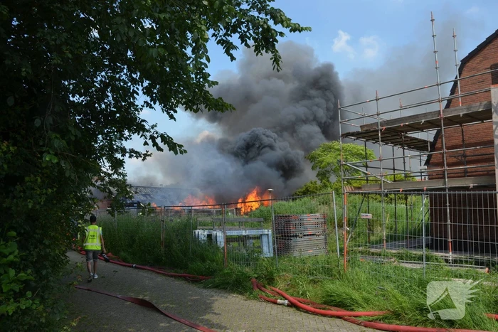 Uitslaande brand in grote loods