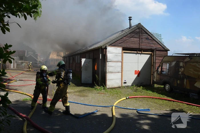 Uitslaande brand in grote loods