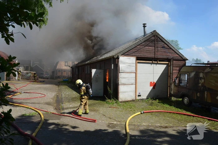 Uitslaande brand in grote loods