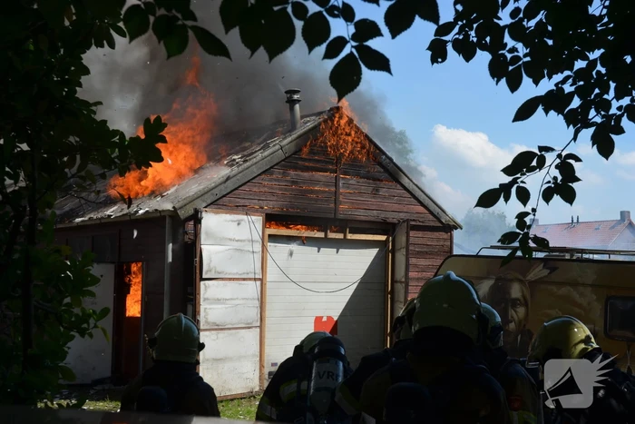 Uitslaande brand in grote loods